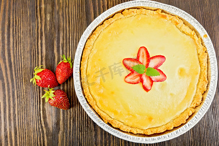 草莓馅饼摄影照片_草莓馅饼，上面放着酸奶油和浆果
