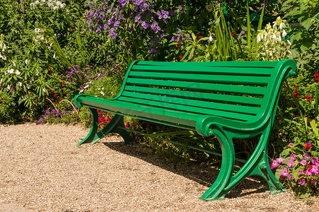 法国莫奈花园里空荡荡的绿色长凳