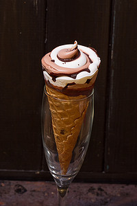 华夫蛋卷冰淇淋，玻璃杯中浇有巧克力糖浆
