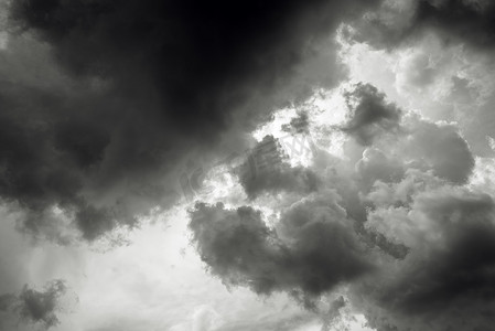 封面大气背景摄影照片_黑暗的暴风雨云遮住太阳
