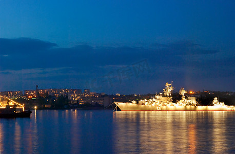 在晚上海湾的俄国军舰。