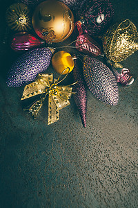 复古圣诞节 2019 背景与五颜六色的玩具在黑暗的苏尔