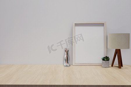 有圆形的海报摄影照片_带相框的木桌和最小的圆形花瓶，白色墙壁上有装饰性的树枝。 