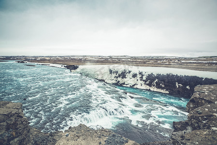 冰冷的水流在冰岛