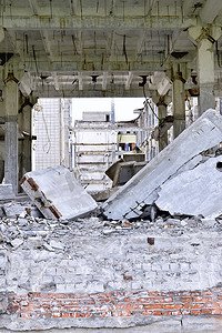 金属和石头碎片从被拆除的建筑物地板上摇摇欲坠