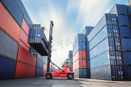 港口装卸摄影照片_进出口货运行业的集装箱船装载，运输起重机叉车在港口货运码头堆场提升箱式集装箱。