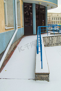 坡道上覆盖着一年中任何时候为残疾人移动而安装的第一场雪