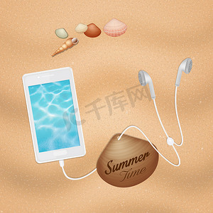 沙滩上带耳机的智能手机