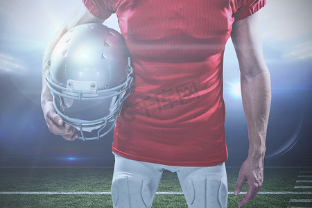 美式足球运动员将头盔放在一边的合成图像