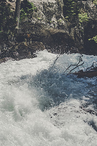 狂放文人摄影照片_与飞溅的水的狂放的河小河