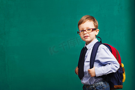 戴眼镜背着大背包的小男孩