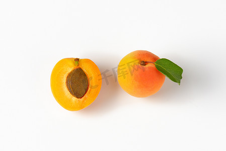 核果摄影照片_一个半杏子