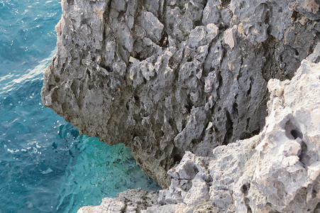 在深亚得里亚海之上的石岩石