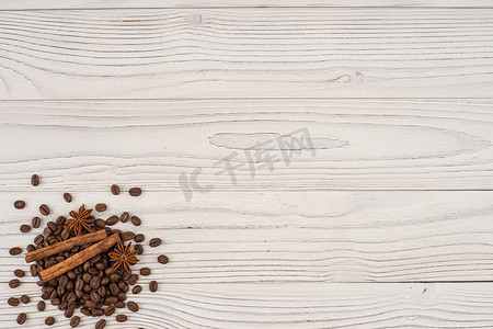小木桌摄影照片_咖啡加旧木桌上的肉桂。