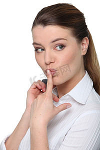 一个厚颜无耻的女商人的画像，她的手指放在嘴唇上
