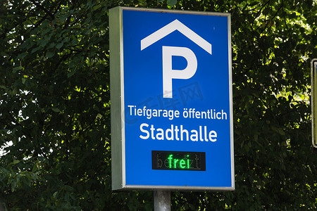 停车场指示牌摄影照片_路标，信息标志与题词