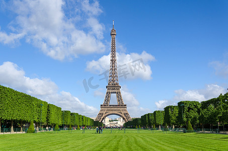 巴黎铁塔摄影照片_有蓝天的艾菲尔铁塔在巴黎