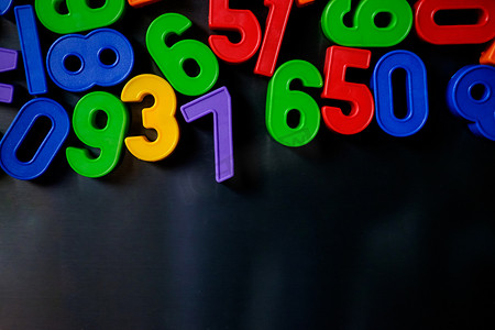 冰箱上的彩色磁性数字和字母