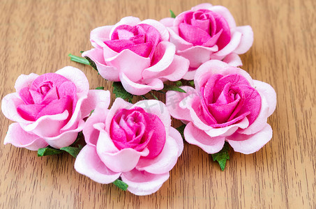 折纸玫瑰摄影照片_粉色纸玫瑰