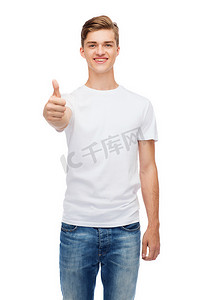 t恤模板白色摄影照片_穿着白色 T 恤的微笑男士竖起大拇指