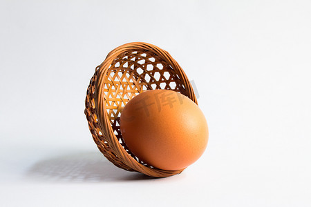 在白色背景的篮子柳条中的鸡蛋，在篮子中的鸭蛋。