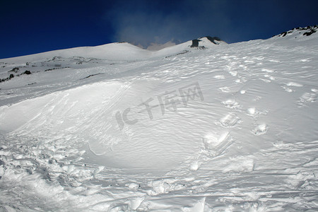 埃特纳火山上被雪覆盖的脚印