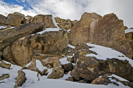 螺旋纹摄影照片_冬季，加利福尼亚州毕晓普鱼泥路上的红色峡谷岩画。
