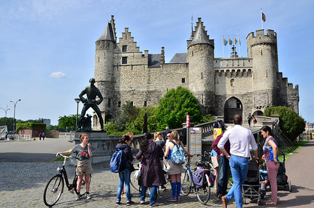 比利时安特卫普-2015 年 5 月 11 日：人们参观安特卫普的斯廷城堡 (Het Steen)