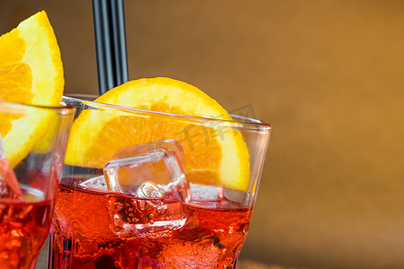 冰块文字摄影照片_spritz aperitif aperol 鸡尾酒，配橙片和冰块，有文字空间