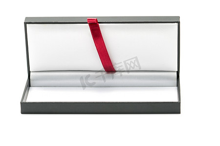 白色背景中突显的盒子中间有红布丝带的豪华笔盒