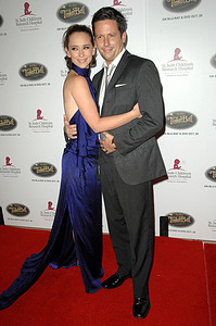 “Jennifer Love Hewitt 和 Ross McCall 在第 5 届年度 Runway For Life 联欢晚会上受益于圣裘德儿童医院。贝弗利希尔顿酒店，比佛利山庄，加利福尼亚州。10-11-08/ImageCollect”