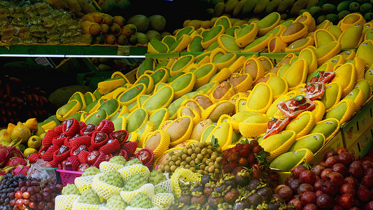 农贸市场上的水果架