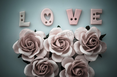 照片文字摄影照片_复古粉色玫瑰花朵和爱情文字。