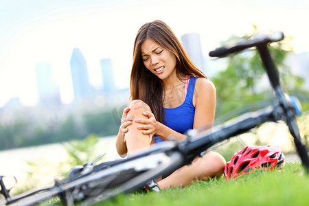 膝盖疼痛自行车伤害女人