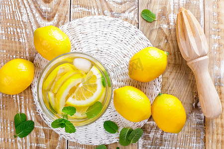 夏季柠檬果汁摄影照片_夏季柑橘柠檬水饮料，含新鲜柠檬和薄荷