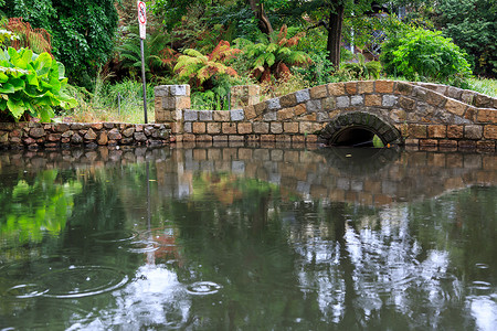 池塘上的石拱桥
