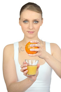 榨鲜橙汁的女人