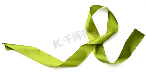 绿色丝带背景摄影照片_白色背景上卷起的绿色丝带，礼品包装装饰