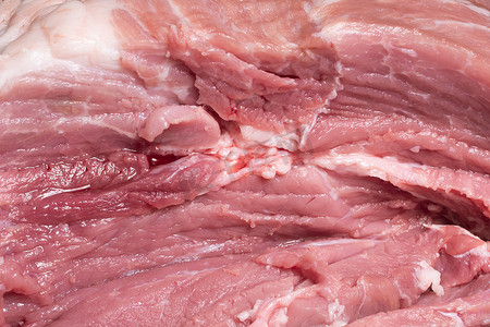 在特写镜头中用刀将猪肉或牛肉切成薄片。肉类菜肴和食品的准备。烤羊肉串、烧烤或烤肉串的红肉片。生鲜肉 食谱