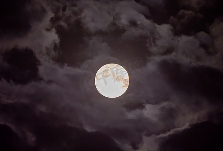 宇宙背景摄影照片_满月在天空与云