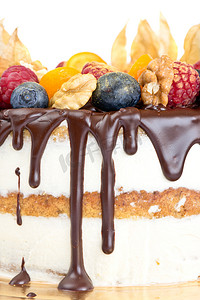 带水果和巧克力的裸蛋糕特写