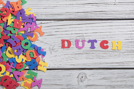 在白色木板上用彩色字母制作的彩色荷兰语