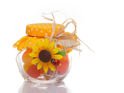 彩色多色摄影照片_装饰性玻璃罐中的彩色多色糖果，作为节日礼物
