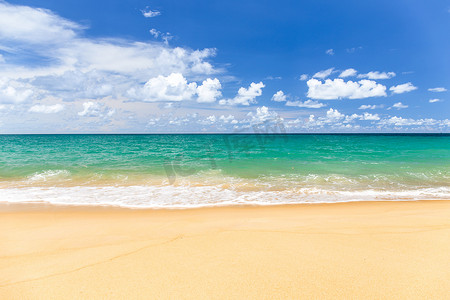 夏天大海沙滩背景摄影照片_与蓝天的沙滩