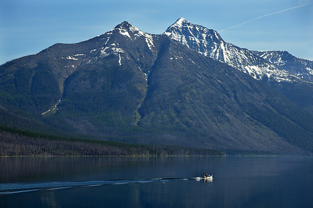 麦当劳甜品摄影照片_麦当劳湖 Fishing Boat Glacier National Park Montana