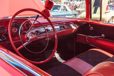 红色 1957 年雪佛兰 Bel Air 2 门硬顶