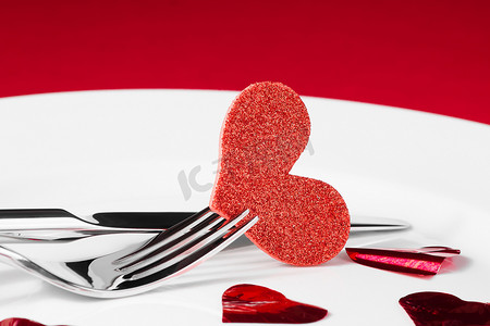 餐饮系列摄影照片_红色背景的情人节晚餐系列