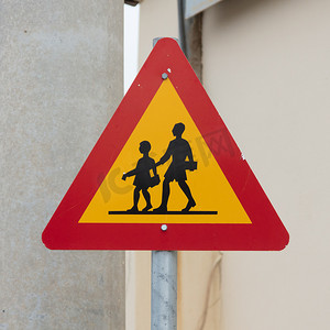 儿童从学校过马路的警告标志