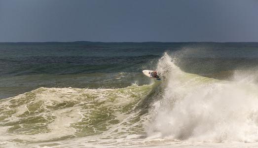 Surfer 参加 Quiksilver & Roxy Pro 世界冠军赛。 