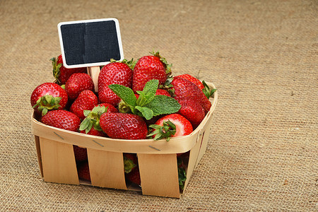 篮子里的草莓，画布上标有价格